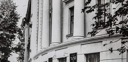 Гданцівка. Біля будівлі ПТУ №8