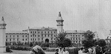 На площі Сталіна (пізніше – Миру, Визволення)