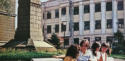 Біля музично-драматичного театру ім. Т. Г. Шевченка встановлено памʼятник поету-революціонеру