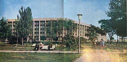 Адміністративний будинок (за оригінальним підписом)