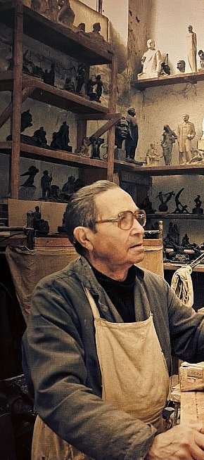 Олександр Васякін в майстерні