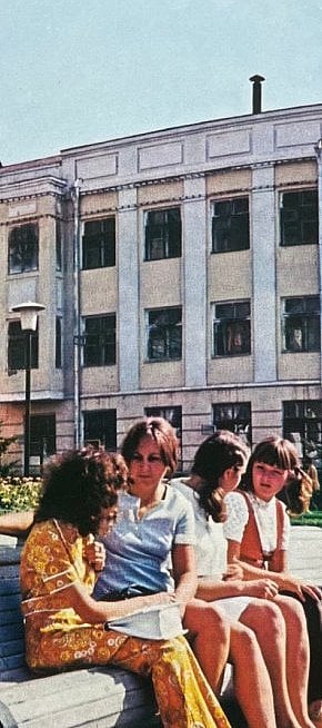 Біля музично-драматичного театру ім. Т. Г. Шевченка встановлено памʼятник поету-революціонеру