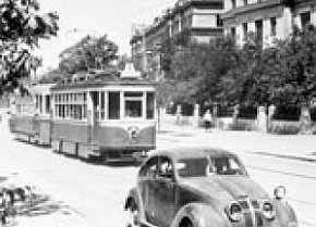 Трамвай і спорткар у Кривому Розі