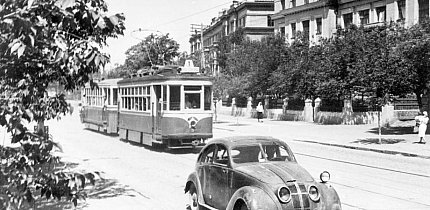 Трамвай і спорткар у Кривому Розі