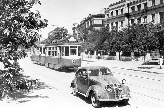 Трамвай і спорткар у Кривому Розі