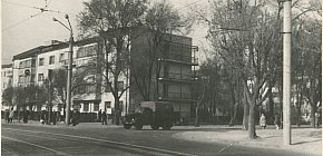 На перехресті проспекту Металургів та нинішньої вулиці Вадима Гурова, 1970-ті