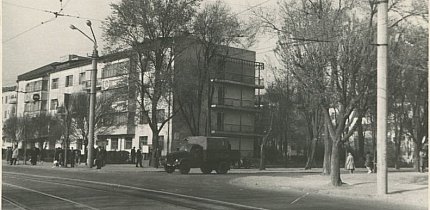 На перехресті проспекту Металургів та нинішньої вулиці Вадима Гурова, 1970-ті