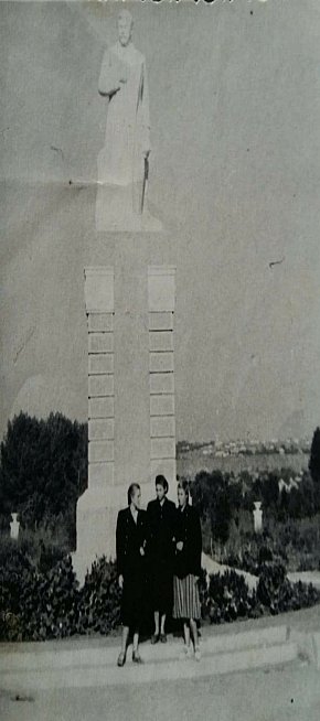 Площа Визволення, пам'ятник Сталіну