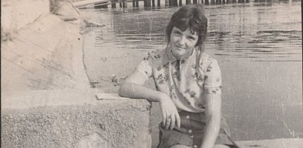 Дівчинки біля ставка на Червоній