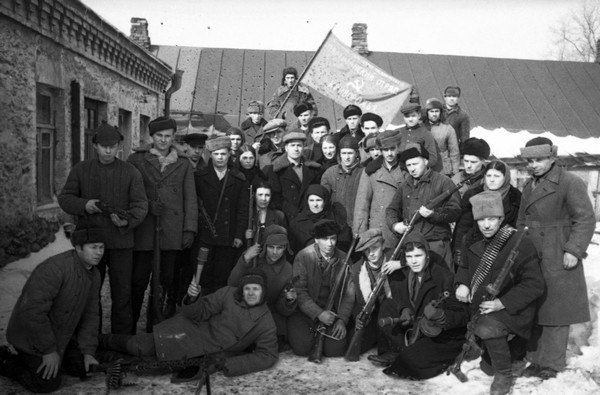 Група партизанів загону Криворіжжя на чолі зі своїм командиром