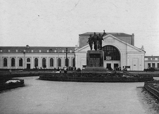Площа перед вокзалом на Червоній