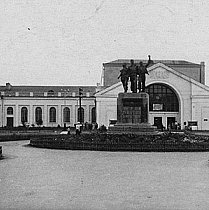 Площа перед вокзалом на Червоній
