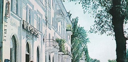 Соцмісто. Біля будинку №24 на проспекті Металургів