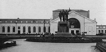 Площа перед вокзалом на Червоній