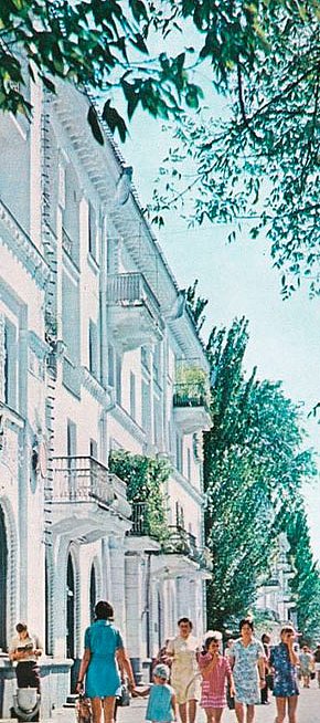 Соцмісто. Біля будинку №24 на проспекті Металургів