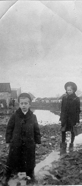 Школярі на дорозі до комерційного училища