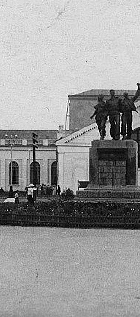 Площа перед вокзалом на Червоній