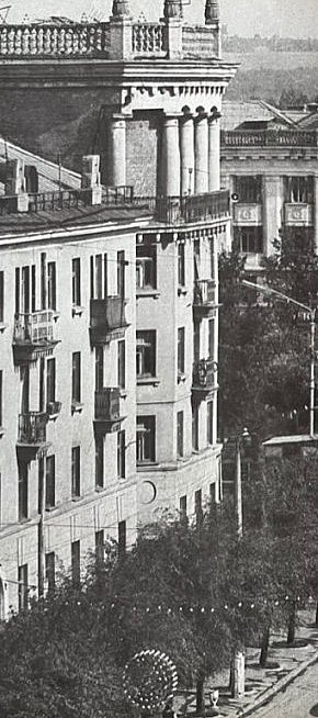 На вулиці М.Ф.Шкірятова (за оригінальним підписом)