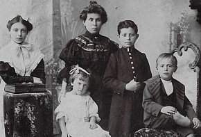 Поліна Хадак зі своїми дітьми