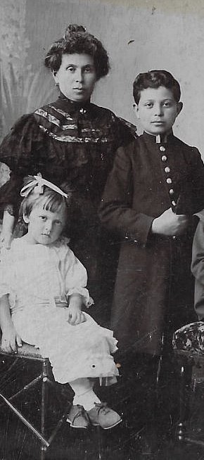 Поліна Хадак зі своїми дітьми