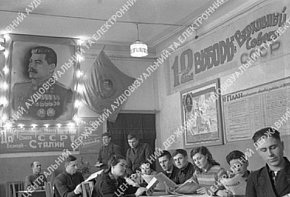 Відвідувачі агітпункту виборчої дільниці, 1950 рік