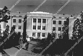 Фасад школи в робітничому селищі, 1938 рік