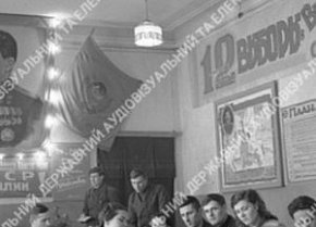 Відвідувачі агітпункту виборчої дільниці, 1950 рік