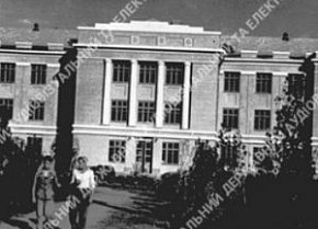 Фасад школи в робітничому селищі, 1938 рік