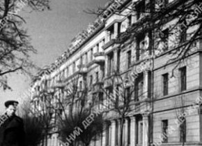 Відновлена будівля Криворізької міської Ради депутатів трудящих на вул. Леніна. 1947 рік