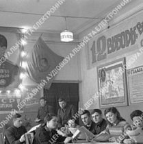 Відвідувачі агітпункту виборчої дільниці, 1950 рік