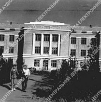 Фасад школи в робітничому селищі, 1938 рік