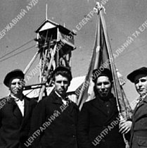 Комсомольсько-молодіжна бригада бурильників рудоуправління ім. Ілліча, 1945 рік