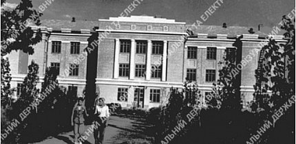 Фасад школи в робітничому селищі, 1938 рік