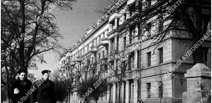 Відновлена будівля Криворізької міської Ради депутатів трудящих на вул. Леніна. 1947 рік