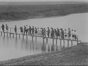  Кривий Ріг. Делегація московських піонерів ознайомлюється з побутом і життям євреїв-переселенців