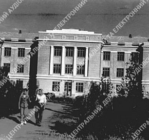 Фасад школи в робітничому селищі, 1938 рік