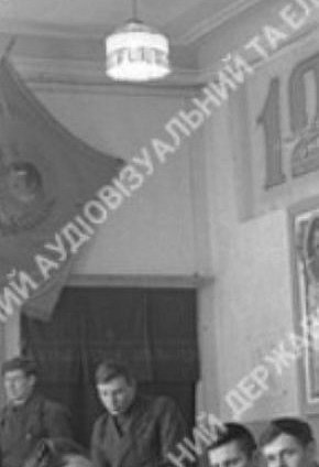 Відвідувачі агітпункту виборчої дільниці, 1950 рік