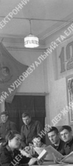 Відвідувачі агітпункту виборчої дільниці, 1950 рік