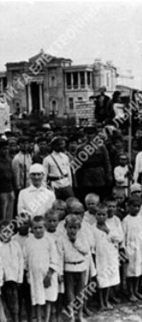 Демонстрація піонерів у м. Кривому Розі під час святкування Міжнародного дня молоді, 1922 рік