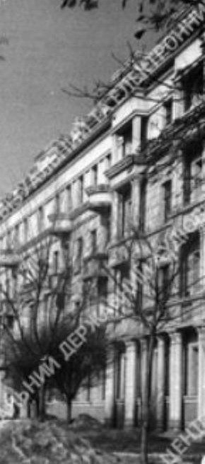 Відновлена будівля Криворізької міської Ради депутатів трудящих на вул. Леніна. 1947 рік