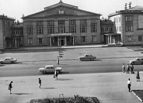 Палац культури Центрального гірничозбагачувального комбінату по вул. Мусоргського (Романа Шухевича), фото 1970-х років