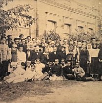На фото учні української гімназії з приводу триріччя від заснування, 15 листопада 1920 рік
