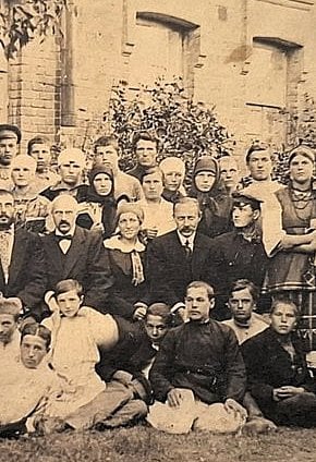 На фото учні української гімназії з приводу триріччя від заснування, 15 листопада 1920 рік