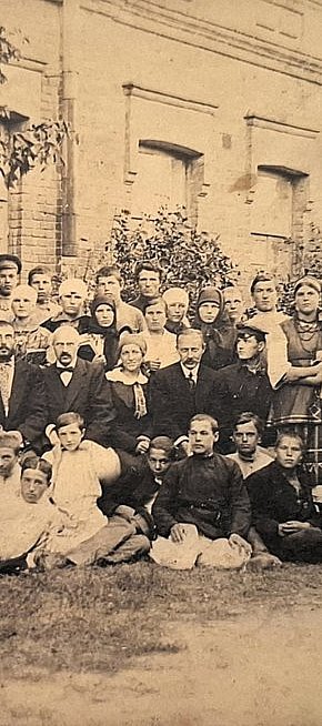 На фото учні української гімназії з приводу триріччя від заснування, 15 листопада 1920 рік