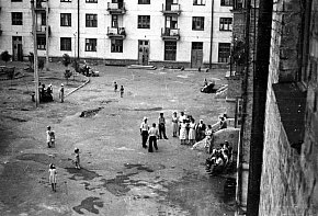 Вид двору з будинку 24 на вулиці Ватутіна, 1960-ті роки