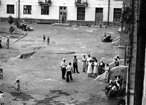 Вид двору з будинку 24 на вулиці Ватутіна, 1960-ті роки