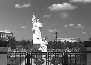 Братська могила та пам’ятник воїнам визволителям у Покровському районі, 1960-ті роки
