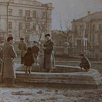 На перехресті проспекту Миру та проспекту Героїв-підпільників, кінець 1950-х - початок 1960-х