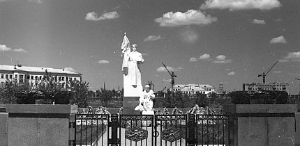 Братська могила та пам’ятник воїнам визволителям у Покровському районі, 1960-ті роки