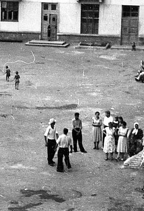 Вид двору з будинку 24 на вулиці Ватутіна, 1960-ті роки